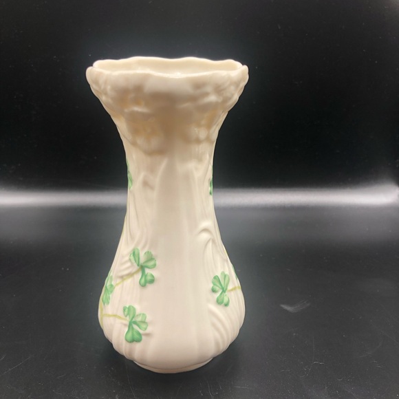 VINTAGE-1993-97 IRISH BELLEEK SMALL TOY SPILL VASE-GREEN SHAMROCKS- 4 3/8" TALL - Picture 4 of 7